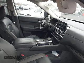 2023 Nissan Pathfinder SL z VIN 5N1DR3CC7PC225860, wystawiony jako IAAI lot #41733202 z przebiegiem 23 118 mil mil oraz . Historia ofert i sprzedaży dostępna na DreamBid. Obrazek 5.