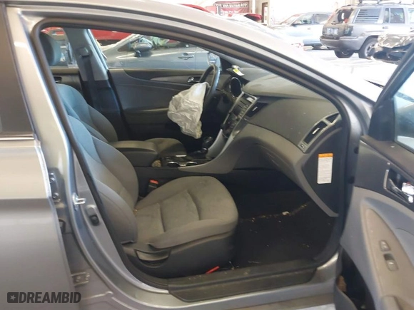 2014 Hyundai Sonata Hybrid with VIN KMHEC4A4XEA113716, listed as a IAAI auction lot 40488884 with 154,548 mi miles. Bid and sale history available at carsss.com. Image 5.