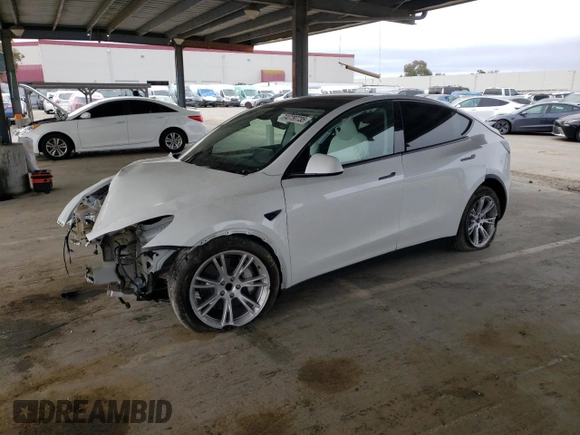 2024 Tesla Model Y z VIN 7SAYGDED2RF077262, wystawiony jako Copart lot #47797735 z przebiegiem 9 574 mil mil oraz Szkoda całkowita • Salvage title. Historia ofert i sprzedaży dostępna na DreamBid. Obrazek 1.
