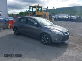 2014 Ford Focus SE z VIN 1FADP3K22EL319750, wystawiony jako IAAI lot #42209232 z przebiegiem 67 629 mil mil oraz . Historia ofert i sprzedaży dostępna na DreamBid. Obrazek 1.