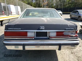 1988 Mercury Grand Marquis GS z VIN 2MEBM74F3JX707373, wystawiony jako Copart lot #53880905 z przebiegiem 5540 mil mil oraz Tytuł czysty. Historia ofert i sprzedaży dostępna na DreamBid. Obrazek 6.