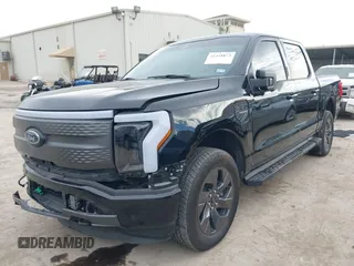 2023 Ford F-150 Lightning Pro z VIN 1FTVW1ELXPWG55836, wystawiony jako IAAI lot #41328873 z przebiegiem 6 742 mil mil oraz . Historia ofert i sprzedaży dostępna na DreamBid. Obrazek 18.