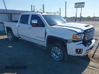 2019 GMC Sierra 2500HD Denali z VIN 1GT12SEY9KF116287, wystawiony jako IAAI lot #42322319 z przebiegiem 84 825 mil mil oraz . Historia ofert i sprzedaży dostępna na DreamBid. Obrazek 1.