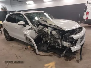 2025 Porsche Cayenne E-Hybrid Hybrid z VIN WP1AE2AY2SDA16359, wystawiony jako IAAI lot #41886547 z przebiegiem 2 828 mil mil oraz . Historia ofert i sprzedaży dostępna na DreamBid. Obrazek 1.
