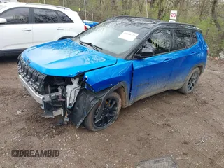 2022 Jeep Compass Latitude z VIN 3C4NJCBB9NT172153, wystawiony jako IAAI lot #41918327 z przebiegiem 95 504 mil mil oraz . Historia ofert i sprzedaży dostępna na DreamBid. Obrazek 17.