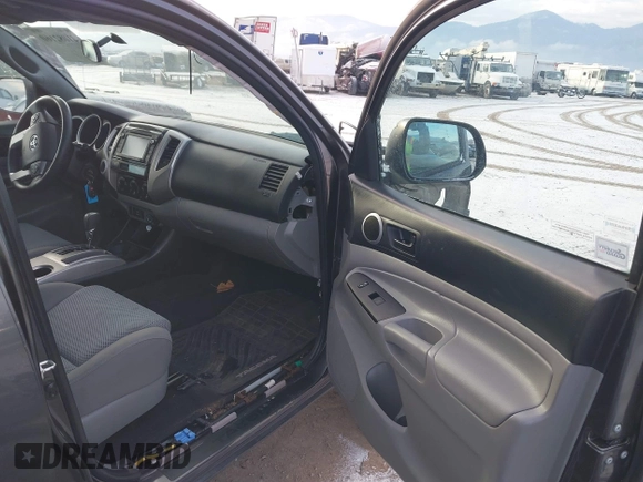 2015 Toyota Tacoma z VIN 3TMLU4EN8FM177785, wystawiony jako IAAI lot #41082160 z przebiegiem 156 761 mil mil oraz . Historia ofert i sprzedaży dostępna na DreamBid. Obrazek 5.