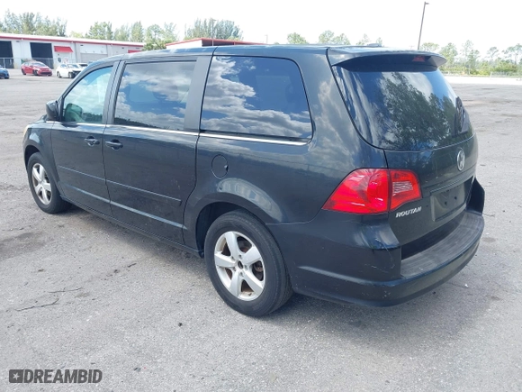 2010 Volkswagen Routan SE with VIN 2V4RW3D12AR186616, listed as a IAAI auction lot 42087154 with 90,735 mi miles. Bid and sale history available at carsss.com. Image 3.