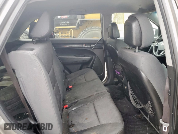 2012 Kia Sorento LX z VIN 5XYKT3A6XCG220216, wystawiony jako Copart lot #57467095 z przebiegiem 116 672 mil mil oraz Szkoda całkowita • Salvage title. Historia ofert i sprzedaży dostępna na DreamBid. Obrazek 10.
