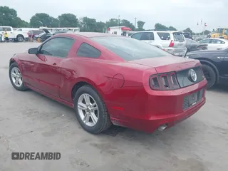 2014 Ford Mustang V6 z VIN 1ZVBP8AM3E5332204, wystawiony jako IAAI lot #42170138 z przebiegiem 112 105 mil mil oraz . Historia ofert i sprzedaży dostępna na DreamBid. Obrazek 3.