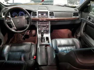2012 Lincoln MKS z VIN 1LNHL9ER5CG806929, wystawiony jako Copart lot #85328514 z przebiegiem 155 015 mil mil oraz Szkoda całkowita • Salvage title. Historia ofert i sprzedaży dostępna na DreamBid. Obrazek 8.