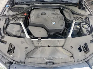 2021 BMW 5 Series 530i z VIN WBA53BH00MCF87964, wystawiony jako Copart lot #55926825 z przebiegiem 88 880 mil mil oraz Czysty tytuł • Clean title. Historia ofert i sprzedaży dostępna na DreamBid. Obrazek 11.