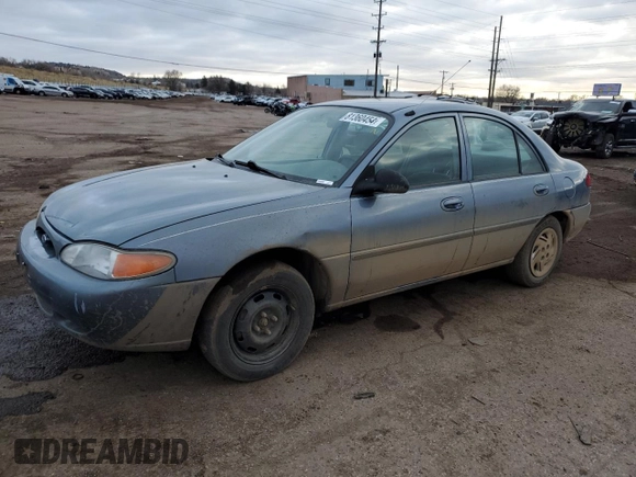 1999 Ford Escort LX z VIN 1FAFP10P6XW217588, wystawiony jako Copart lot #81360454 z przebiegiem 78 977 mil mil oraz Szkody całkowita. Historia ofert i sprzedaży dostępna na DreamBid. Obrazek 1.