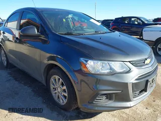 2020 Chevrolet Sonic LT z VIN 1G1JD5SB5L4101061, wystawiony jako IAAI lot #41228452 z przebiegiem 65 636 mil mil oraz . Historia ofert i sprzedaży dostępna na DreamBid. Obrazek 1.