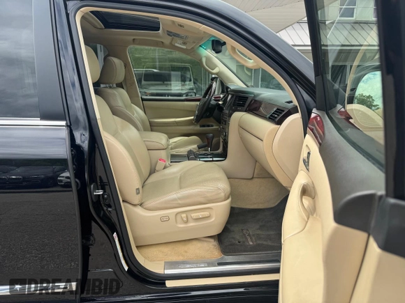 2011 Lexus LX 570 z VIN JTJHY7AX5B4082980, wystawiony jako Copart lot #58658775 z przebiegiem 236 563 mil mil oraz Czysty tytuł • Clean title. Historia ofert i sprzedaży dostępna na DreamBid. Obrazek 5.