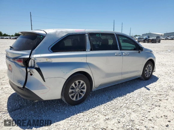 2021 Toyota Sienna XLE with VIN 5TDYRKEC0MS068583, listed as a Copart auction lot 53521605 with 66,162 mi miles and Salvage title. Bid and sale history available at DreamBid. Image 3.