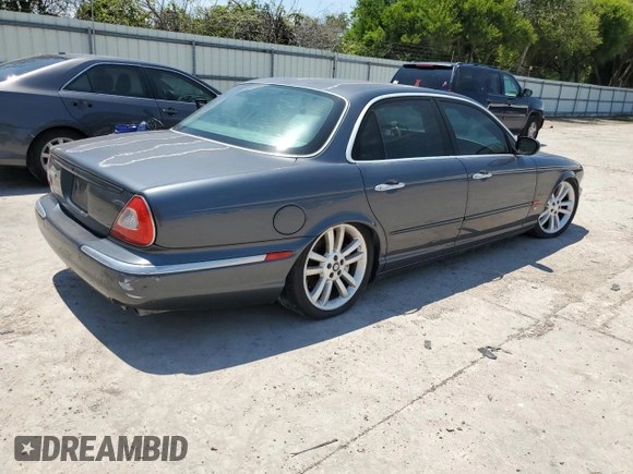 2004 Jaguar XJ R z VIN SAJWA73B64TG18784, wystawiony jako Copart lot #81254734 z przebiegiem Nie podano mil oraz Czysty tytuł • Clean title. Historia ofert i sprzedaży dostępna na DreamBid. Obrazek 3.