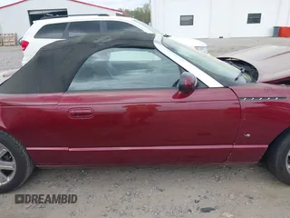 2004 Ford Thunderbird Deluxe z VIN 1FAHP60A24Y104500, wystawiony jako IAAI lot #41952791 z przebiegiem 100 795 mil mil oraz . Historia ofert i sprzedaży dostępna na DreamBid. Obrazek 14.