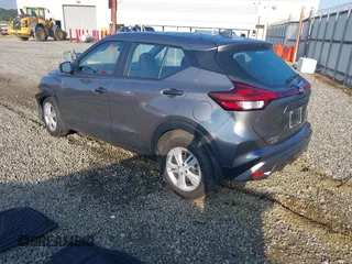 2024 Nissan Kicks S z VIN 3N1CP5BV4RL584579, wystawiony jako IAAI lot #42138648 z przebiegiem 9 909 mil mil oraz . Historia ofert i sprzedaży dostępna na DreamBid. Obrazek 3.