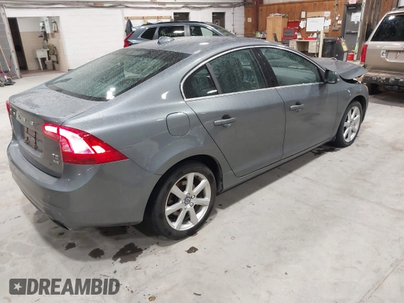 2016 Volvo S60 T5 Premier z VIN YV1612TK0G2410743, wystawiony jako IAAI lot #41717318 z przebiegiem 87 087 mil mil oraz . Historia ofert i sprzedaży dostępna na DreamBid. Obrazek 4.