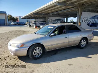 1998 Toyota Camry LE z VIN JT2BF28K3W0109496, wystawiony jako Copart lot #56428555 z przebiegiem 119 298 mil mil oraz Szkoda całkowita • Salvage title. Historia ofert i sprzedaży dostępna na DreamBid. Obrazek 1.