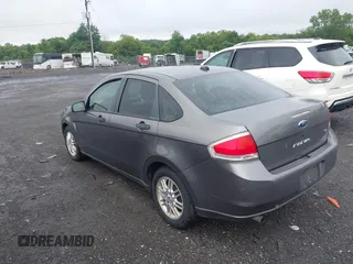 2009 Ford Focus SE z VIN 1FAHP35N59W180533, wystawiony jako IAAI lot #42443367 z przebiegiem 176 065 mil mil oraz . Historia ofert i sprzedaży dostępna na DreamBid. Obrazek 3.