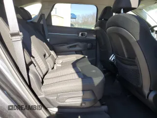2022 Kia Sorento LX z VIN 5XYRGDLC3NG159872, wystawiony jako Copart lot #47370805 z przebiegiem 21 328 mil mil oraz Szkoda całkowita • Salvage title. Historia ofert i sprzedaży dostępna na DreamBid. Obrazek 11.