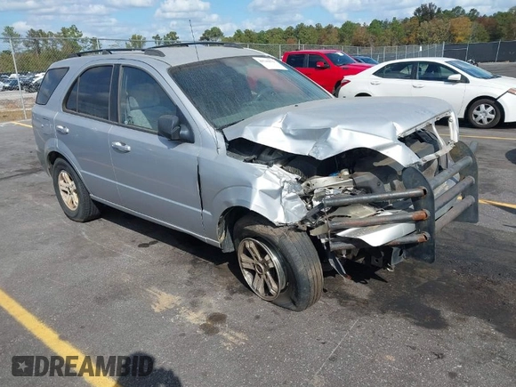 2004 Kia Sorento LX with VIN KNDJC733845275473, listed as a IAAI auction lot 40746072 with 231,936 mi miles. Bid and sale history available at carsss.com. Image 1.