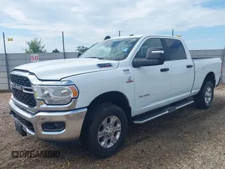 2024 Ram 2500 Big Horn z VIN 3C6UR5DL1RG338631, wystawiony jako IAAI lot #42608233 z przebiegiem 34 989 mil mil oraz . Historia ofert i sprzedaży dostępna na DreamBid. Obrazek 17.