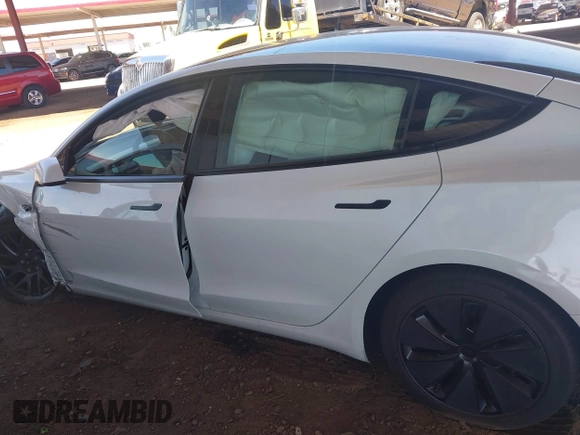 2025 Tesla Model 3 Long Range z VIN 5YJ3E1EB9SF885771, wystawiony jako IAAI lot #42158734 z przebiegiem 3480 mil mil oraz . Historia ofert i sprzedaży dostępna na DreamBid. Obrazek 13.