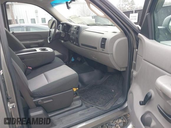 2008 GMC Sierra 1500 Work Truck z VIN 1GTEC19X08Z301295, wystawiony jako IAAI lot #41810350 z przebiegiem 266 306 mil mil oraz . Historia ofert i sprzedaży dostępna na DreamBid. Obrazek 5.