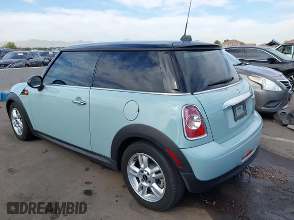 2012 MINI Hardtop z VIN WMWSU3C5XCT543913, wystawiony jako IAAI lot #42344874 z przebiegiem 108 245 mil mil oraz . Historia ofert i sprzedaży dostępna na DreamBid. Obrazek 3.