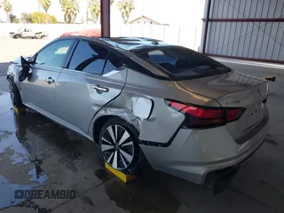 2019 Nissan Altima 2.5 SL with VIN 1N4BL4EV0KC180633, listed as a IAAI auction lot 41770419 with 113,740 mi miles. Bid and sale history available at carsss.com. Image 3.