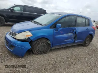 2008 Nissan Versa S z VIN 3N1BC13E98L354159, wystawiony jako Copart lot #55205325 z przebiegiem 218 747 mil mil oraz Szkoda całkowita • Salvage title. Historia ofert i sprzedaży dostępna na DreamBid. Obrazek 1.