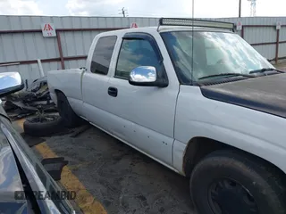 2000 GMC New Sierra 1500 SL with VIN 2GTEC19V9Y1258289, listed as a IAAI auction lot 41946938 with 484,330 mi miles. Bid and sale history available at carsss.com. Image 13.