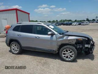 2018 Jeep Cherokee Latitude z VIN 1C4PJLCB2JD596149, wystawiony jako IAAI lot #42454131 z przebiegiem 86 393 mil mil oraz . Historia ofert i sprzedaży dostępna na DreamBid. Obrazek 13.