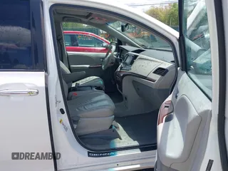 2011 Toyota Sienna XLE AAS z VIN 5TDYK3DC6BS172939, wystawiony jako IAAI lot #42111002 z przebiegiem 172 160 mil mil oraz . Historia ofert i sprzedaży dostępna na DreamBid. Obrazek 5.
