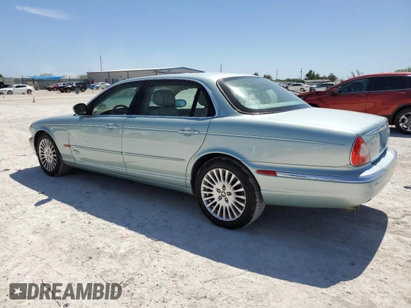 2005 Jaguar XJ Vanden Plas z VIN SAJWA82CX5SG35644, wystawiony jako Copart lot #49029245 z przebiegiem 88 771 mil mil oraz Szkoda całkowita • Salvage title. Historia ofert i sprzedaży dostępna na DreamBid. Obrazek 2.
