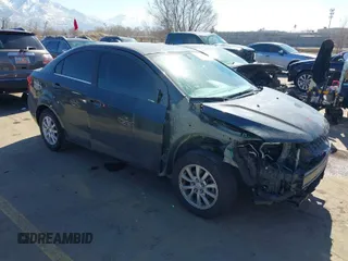 2019 Chevrolet Sonic LT z VIN 1G1JD5SBXK4149685, wystawiony jako IAAI lot #41693090 z przebiegiem 54 408 mil mil oraz . Historia ofert i sprzedaży dostępna na DreamBid. Obrazek 1.