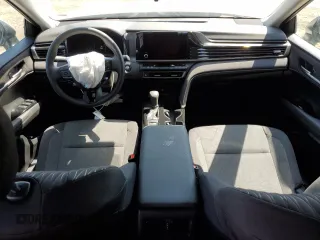 2025 Toyota Camry LE z VIN 4T1DAACK9SU061095, wystawiony jako Copart lot #59724705 z przebiegiem 9 032 mil mil oraz Czysty tytuł • Clean title. Historia ofert i sprzedaży dostępna na DreamBid. Obrazek 8.