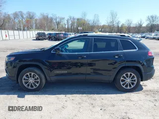 2020 Jeep Cherokee Latitude Plus z VIN 1C4PJMLB6LD584675, wystawiony jako IAAI lot #41943512 z przebiegiem 29 370 mil mil oraz . Historia ofert i sprzedaży dostępna na DreamBid. Obrazek 15.