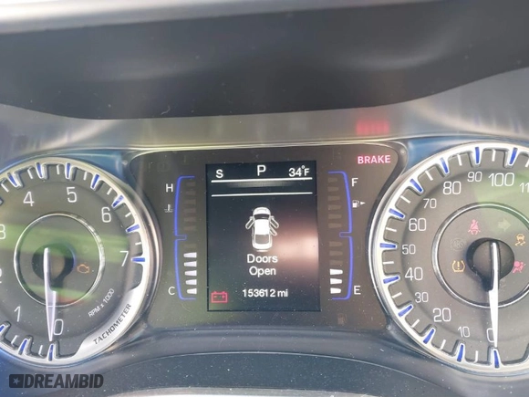 2015 Chrysler 200 Limited with VIN 1C3CCCAB9FN546429, listed as a IAAI auction lot 41346082 with 153,612 mi miles. Bid and sale history available at carsss.com. Image 7.