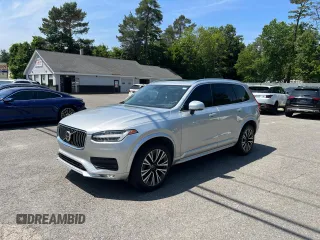 2021 Volvo XC90 Momentum z VIN YV4102CK7M1688329, wystawiony jako Copart lot #61495905 z przebiegiem 97 604 mil mil oraz Czysty tytuł • Clean title. Historia ofert i sprzedaży dostępna na DreamBid. Obrazek 1.