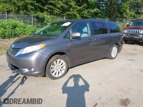2012 Toyota Sienna XLE z VIN 5TDDK3DC9CS036692, wystawiony jako IAAI lot #42861841 z przebiegiem 122 070 mil mil oraz . Historia ofert i sprzedaży dostępna na DreamBid. Obrazek 2.