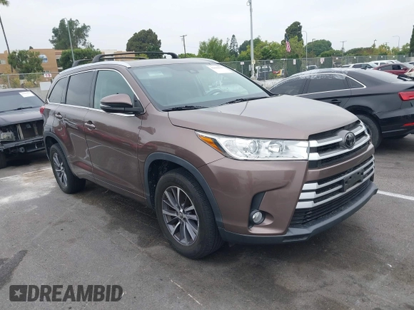 2018 Toyota Highlander SE z VIN 5TDKZRFH6JS248476, wystawiony jako IAAI lot #42644155 z przebiegiem 37 054 mil mil oraz . Historia ofert i sprzedaży dostępna na DreamBid. Obrazek 1.