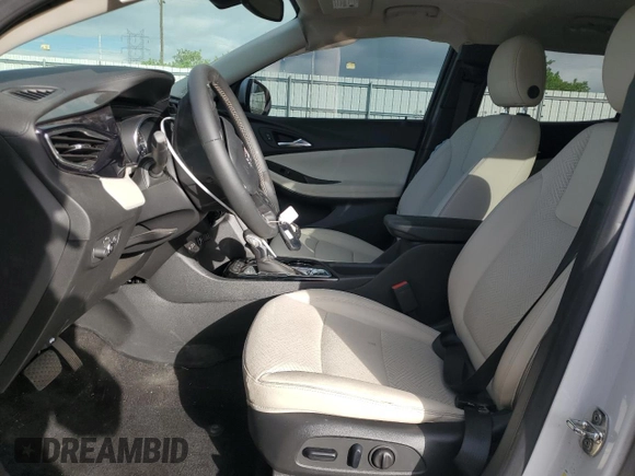 2023 Buick Encore GX Essence z VIN KL4MMGSL7PB086275, wystawiony jako Copart lot #54439755 z przebiegiem 10 933 mil mil oraz Szkoda całkowita • Salvage title. Historia ofert i sprzedaży dostępna na DreamBid. Obrazek 7.