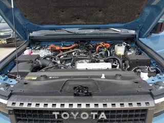 2024 Toyota Land Cruiser z VIN JTEABFAJ3RK018014, wystawiony jako IAAI lot #42404632 z przebiegiem 2 983 mil mil oraz . Historia ofert i sprzedaży dostępna na DreamBid. Obrazek 10.
