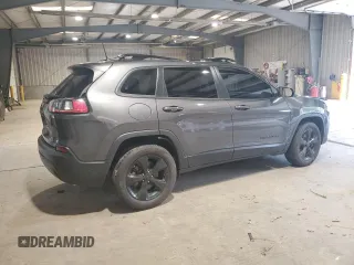 2020 Jeep Cherokee Altitude z VIN 1C4PJMLB5LD608318, wystawiony jako Copart lot #55660845 z przebiegiem 56 394 mil mil oraz Szkoda całkowita • Salvage title. Historia ofert i sprzedaży dostępna na DreamBid. Obrazek 3.