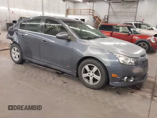 2014 Chevrolet Cruze 1LT z VIN 1G1PC5SB9E7449623, wystawiony jako IAAI lot #42277550 z przebiegiem 175 964 mil mil oraz . Historia ofert i sprzedaży dostępna na DreamBid. Obrazek 1.