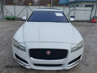2016 Jaguar XF 35t Prestige with VIN SAJBE4BVXGCY10577, listed as a IAAI auction lot 41515540 with 60,862 mi miles. Bid and sale history available at carsss.com. Image 6.