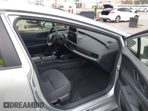 2024 Toyota Prius LE z VIN JTDACAAU2R3019020, wystawiony jako IAAI lot #42128983 z przebiegiem 42 049 mil mil oraz . Historia ofert i sprzedaży dostępna na DreamBid. Obrazek 5.